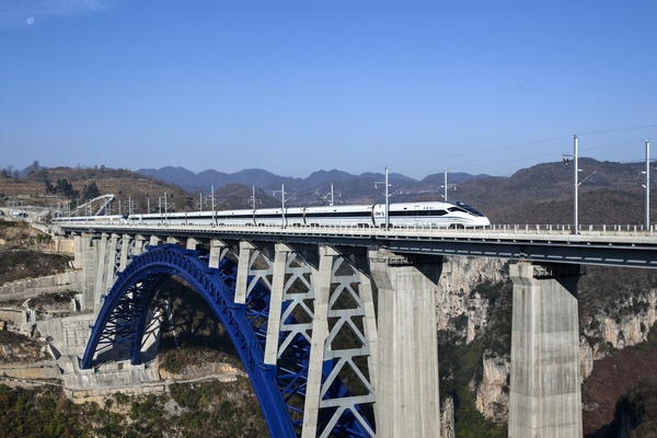 一列列車在成貴高鐵西溪河特大橋上飛馳而過。史開心攝