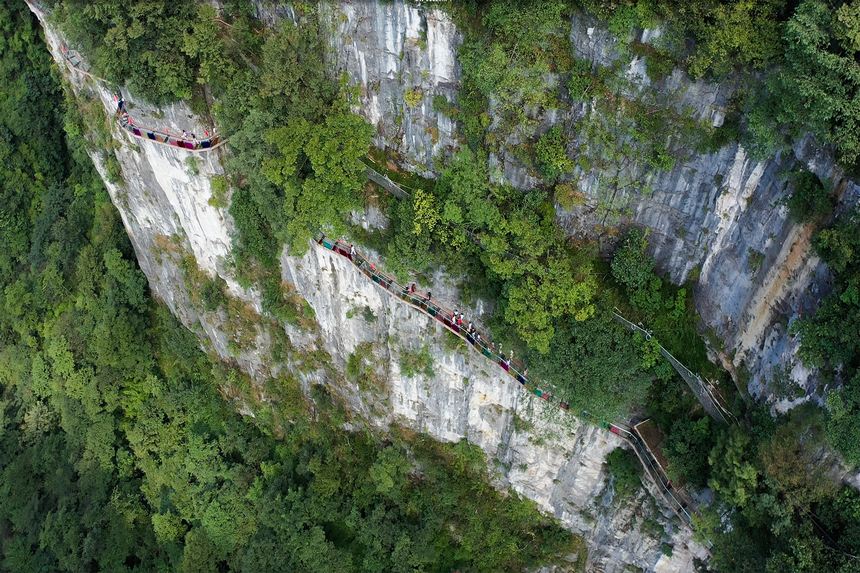 大方縣油杉河景區(qū)仙宇屯景點玻璃棧道航拍。