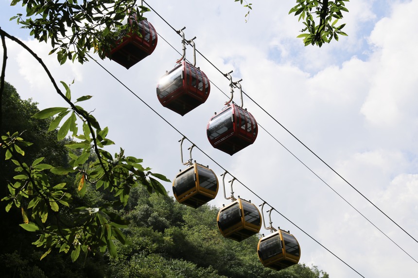 大方縣油杉河景區(qū)仙宇屯景點正在運行的纜車。