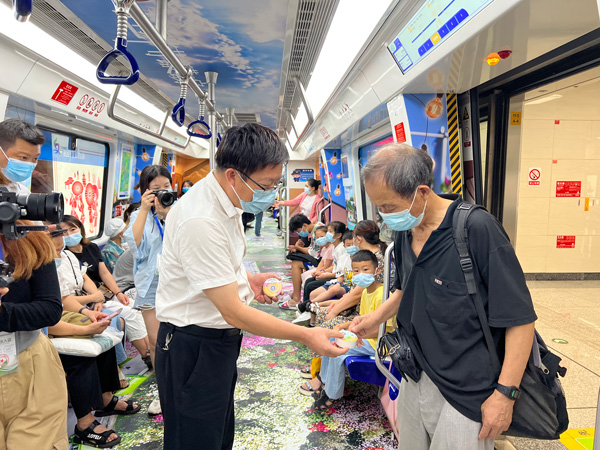 “花海畢節(jié)·露營管家”貴陽地鐵專列發(fā)車。