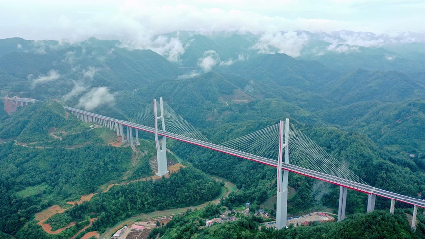 2021年6月28日建成通車的都安高速公路云霧大橋。貴州省交通運(yùn)輸廳供圖