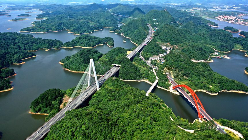 紅楓湖三橋。貴州省交通運(yùn)輸廳供圖