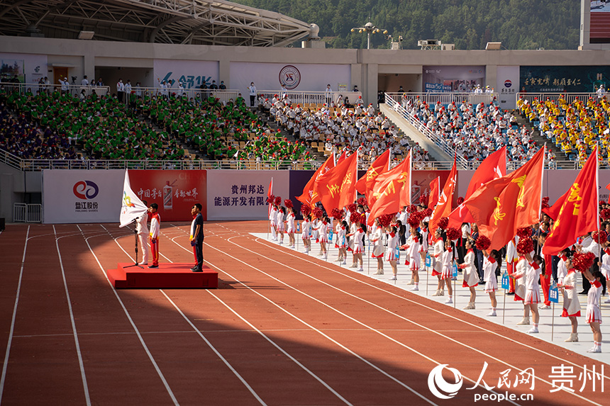 開幕式現(xiàn)場，裁判員、運(yùn)動(dòng)員、教練員代表宣誓。人民網(wǎng) 涂敏攝