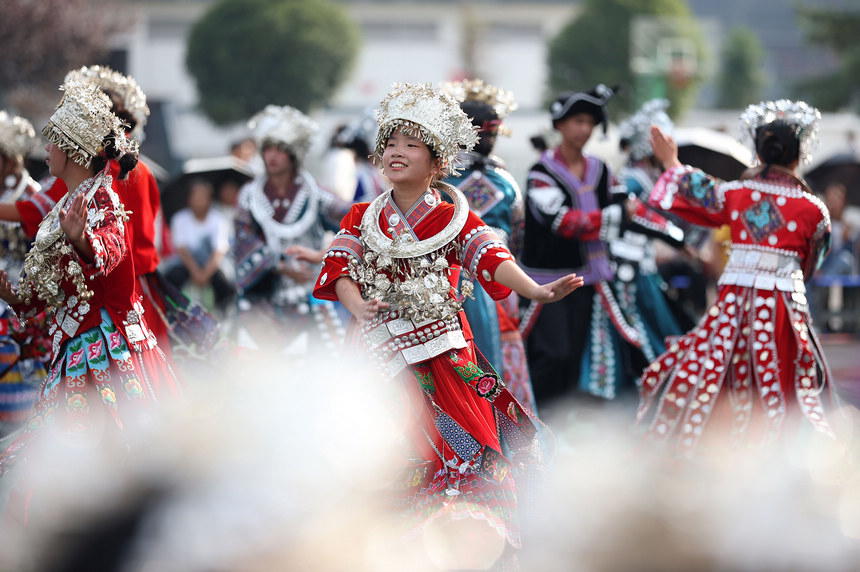 9月27日，盛裝打扮的學(xué)生在參加校園“錦雞操”比賽。