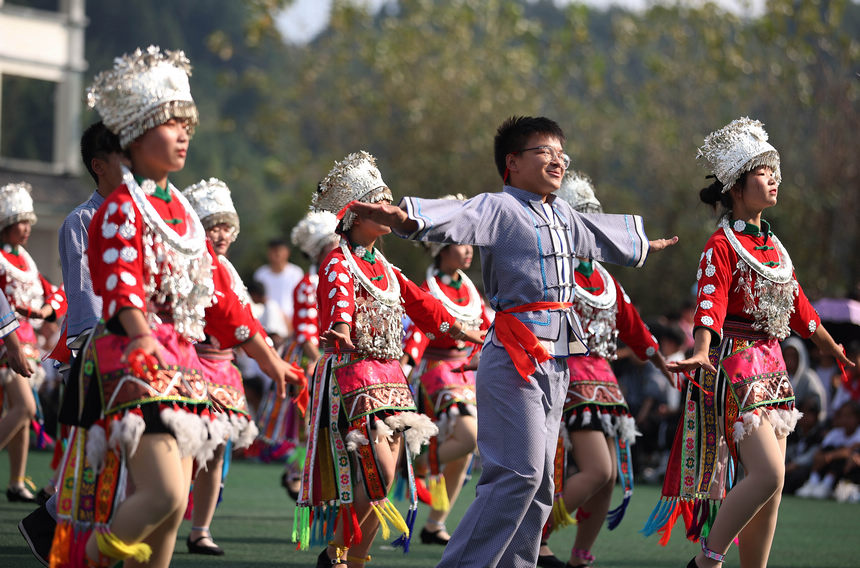 9月27日，盛裝打扮的學生在參加校園“錦雞操”比賽。