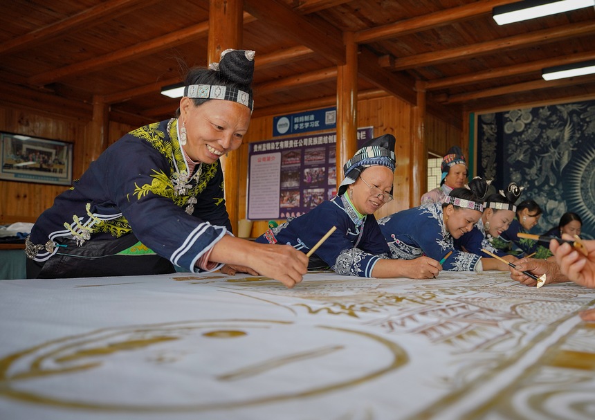 10月7日，苗族婦女正在繪制蠟染。