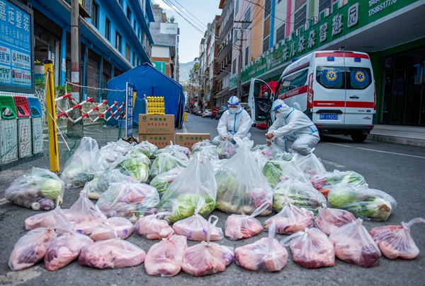 志愿者配送肉類、蛋類蔬菜包 李學友攝