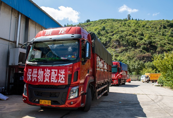 組織應(yīng)急車輛配送保供物資 李學友攝