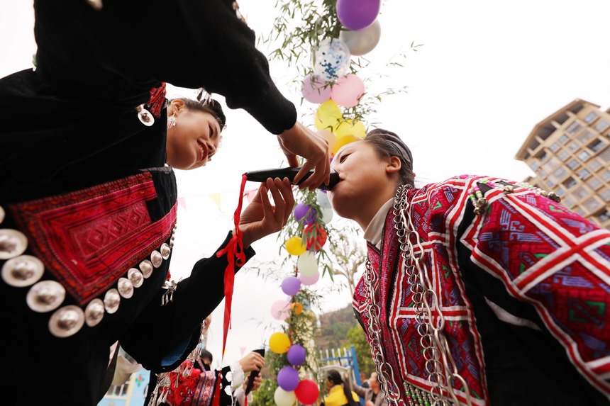 劍河縣幸福社區(qū)中心幼兒園， 老師們參加攔門酒活動。