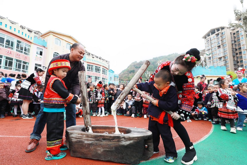 劍河縣幸福社區(qū)中心幼兒園，孩子們參加打糍粑活動(dòng)。