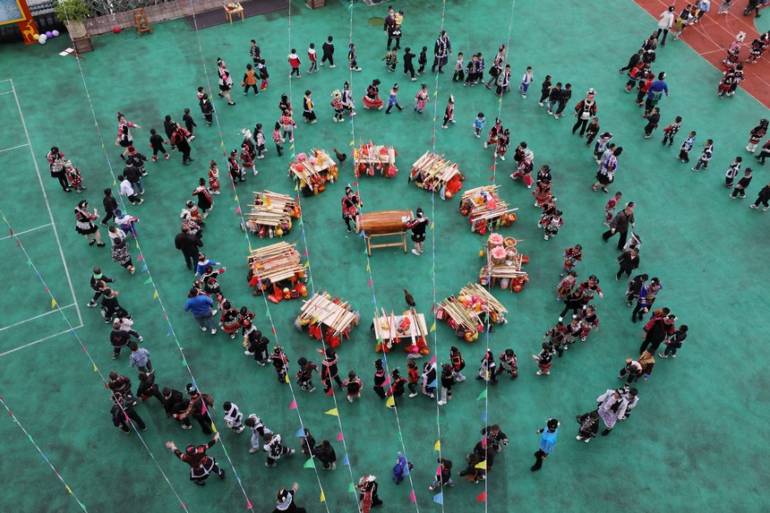 劍河縣幸福社區(qū)中心幼兒園，孩子們體驗“姑媽回娘家”活動。