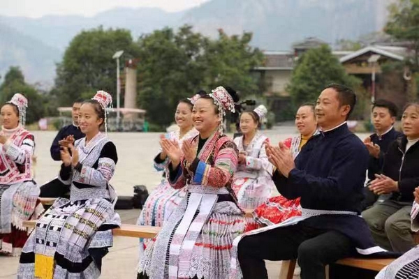 化屋村民身著盛裝村聆聽(tīng)黨的二十大精神宣講。