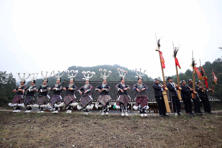 苗族村民在祭尤節(jié)活動中跳傳統(tǒng)蘆笙舞。黃曉海攝