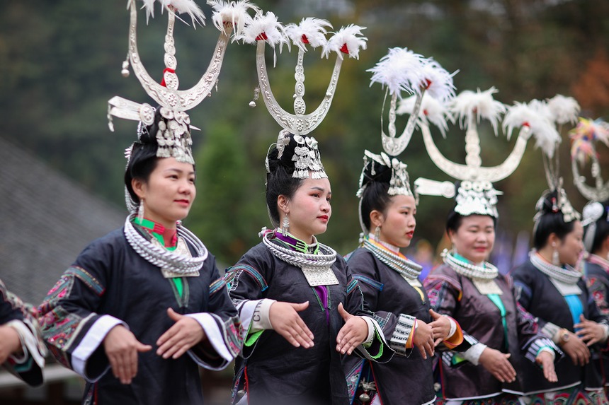 苗族村民在祭尤節(jié)活動中跳傳統(tǒng)蘆笙舞。黃曉海攝