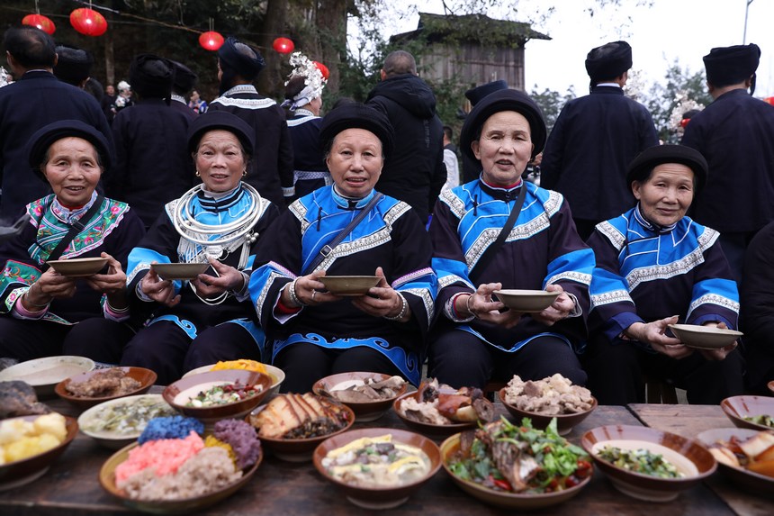 侗族群眾正在吃團(tuán)圓飯。吳昌連攝