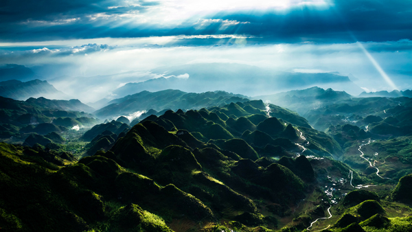 營盤哈青峰叢。