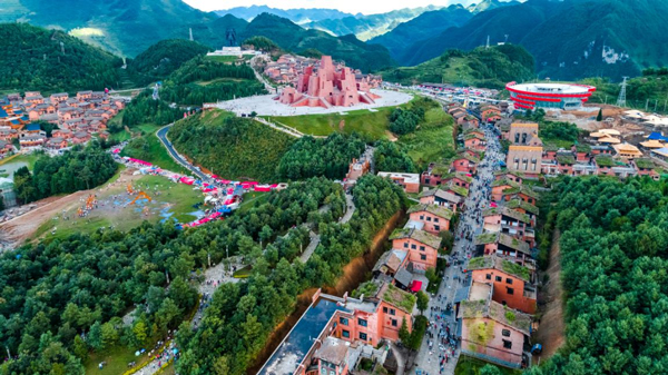 水城區(qū)野玉海山地旅游度假區(qū)之海坪街景。