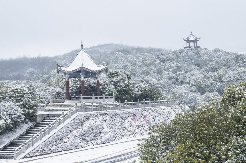 2022年12月28日，在畢節(jié)市百里杜鵑管理區(qū)普底拍攝的雪景。李華攝