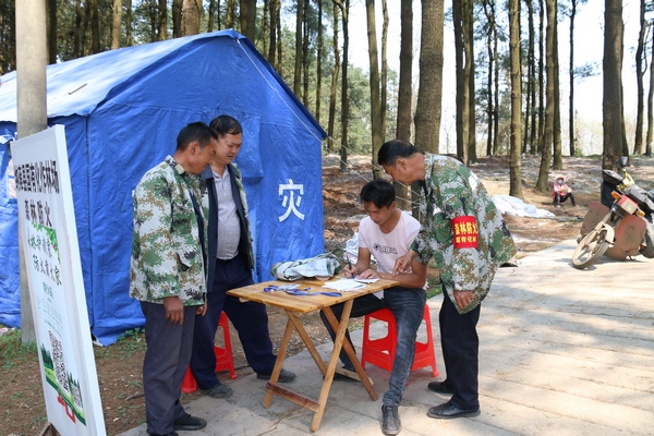 護林員指導進山人員作登記。