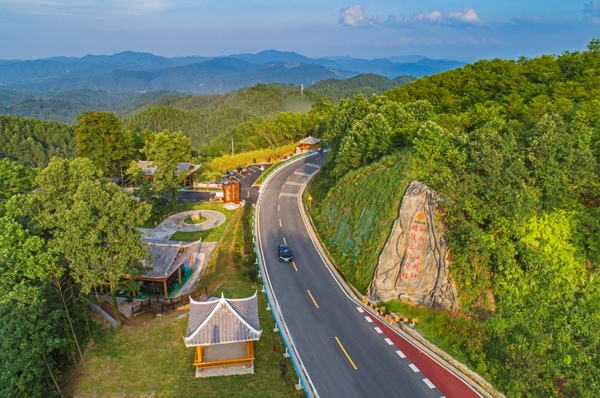 G242線錦屏縣半坡公路驛站。陳沛亮攝