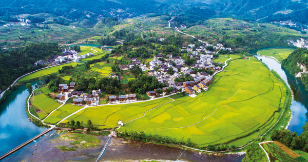 遵義市鳳岡縣新建鎮(zhèn)長(zhǎng)磧古寨農(nóng)村公路。張祥兵攝