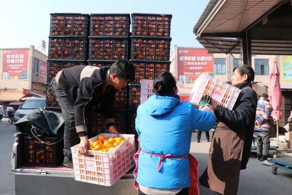 市民正在準(zhǔn)備年貨。