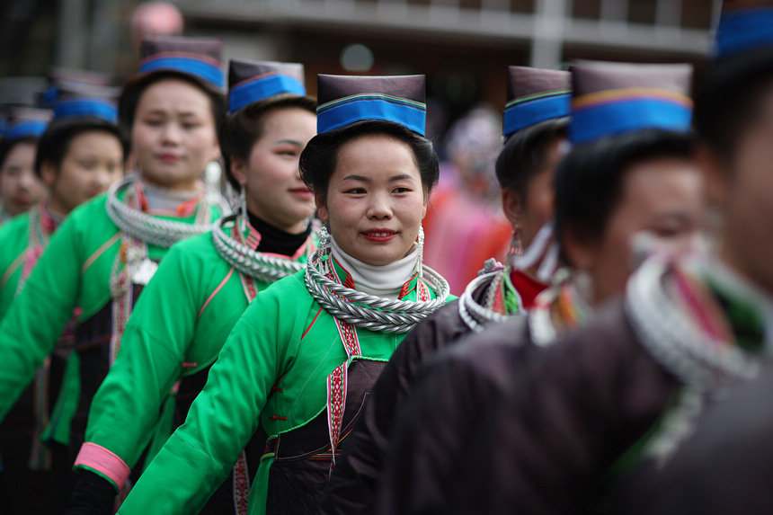 1月27日，身著節(jié)日盛裝的苗族村民跳團(tuán)圓舞。