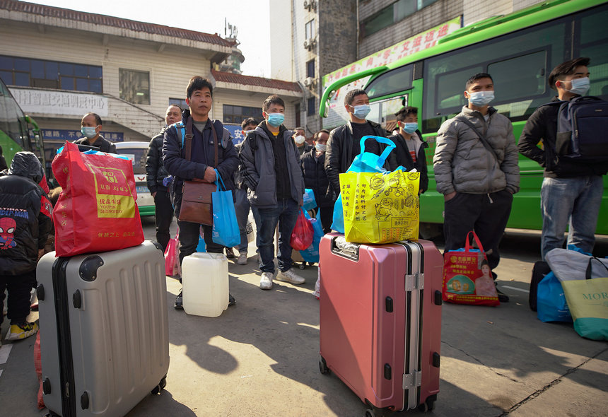 1月29日，返崗務(wù)工群眾在等待乘坐政府免費(fèi)包車(chē)前往浙江省務(wù)工。