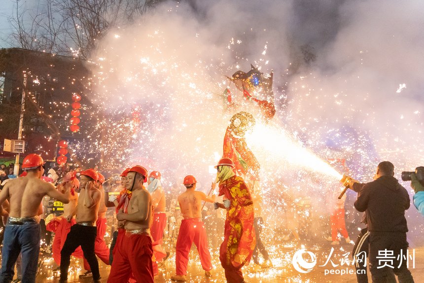 臺江縣的苗族“舞龍噓花”活動現(xiàn)場。 人民網(wǎng)記者 涂敏攝