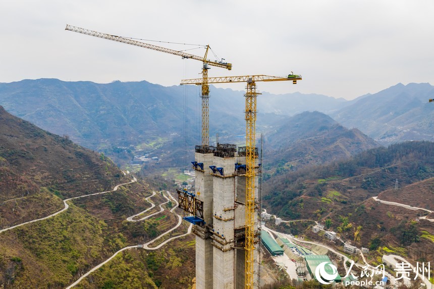 航拍建設(shè)中的納晴高速六枝特大橋。人民網(wǎng)記者 涂敏攝