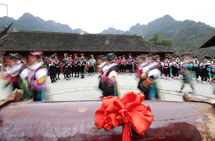 2月24日，貴州省黔東南苗族侗族自治州丹寨縣興仁鎮(zhèn)王家村，身著盛裝的苗族村民在跳鼓場上跳木鼓舞。