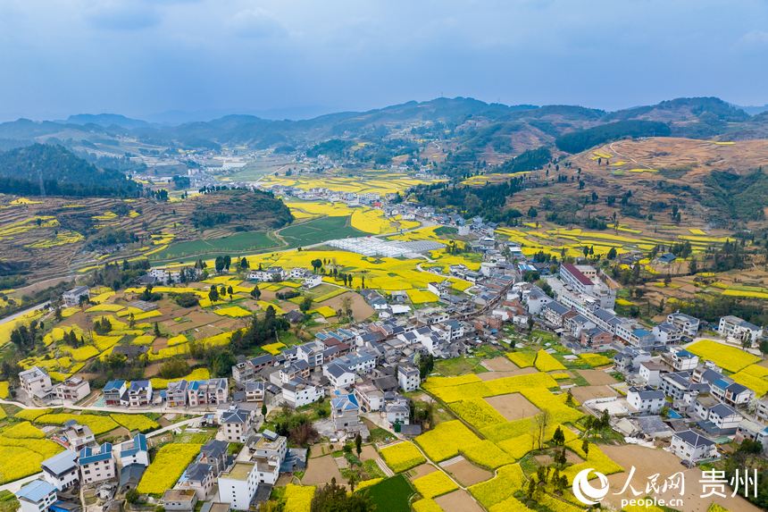 航拍如詩如畫的貴州省遵義市桐梓縣官倉鎮(zhèn)。 人民網(wǎng) 涂敏攝