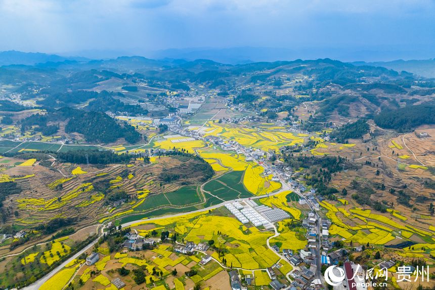 航拍如詩如畫的貴州省遵義市桐梓縣官倉鎮(zhèn)。 人民網(wǎng) 涂敏攝