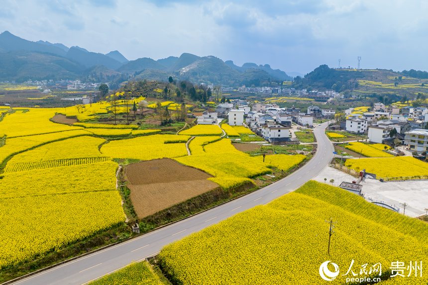 航拍如詩如畫的貴州省遵義市桐梓縣官倉鎮(zhèn)。 人民網(wǎng) 涂敏攝