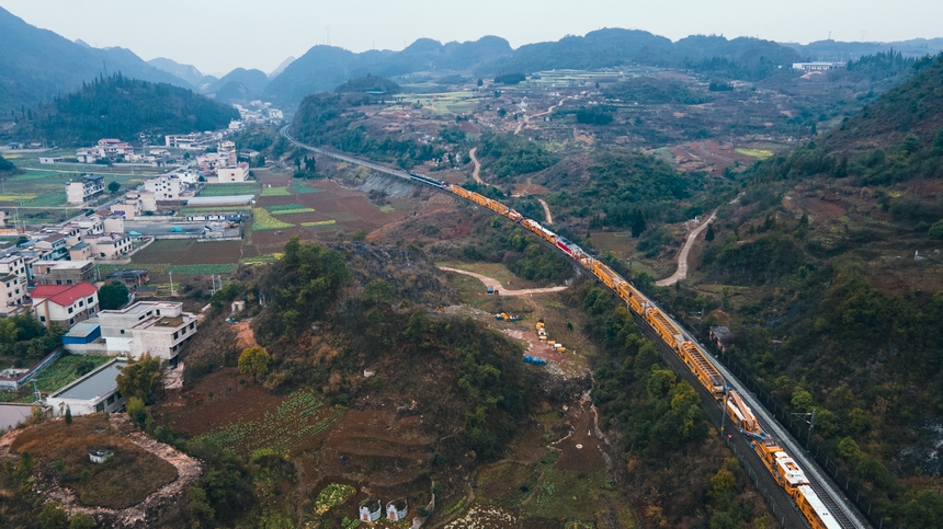 滬昆鐵路貴州段大修施工現(xiàn)場(chǎng)。趙鵬攝