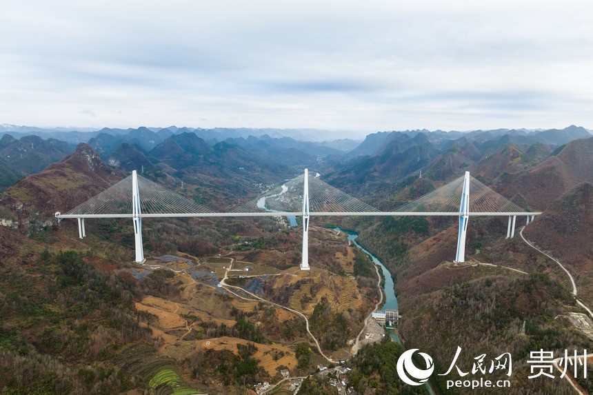 航拍余安高速平塘大橋。人民網(wǎng)記者 涂敏攝