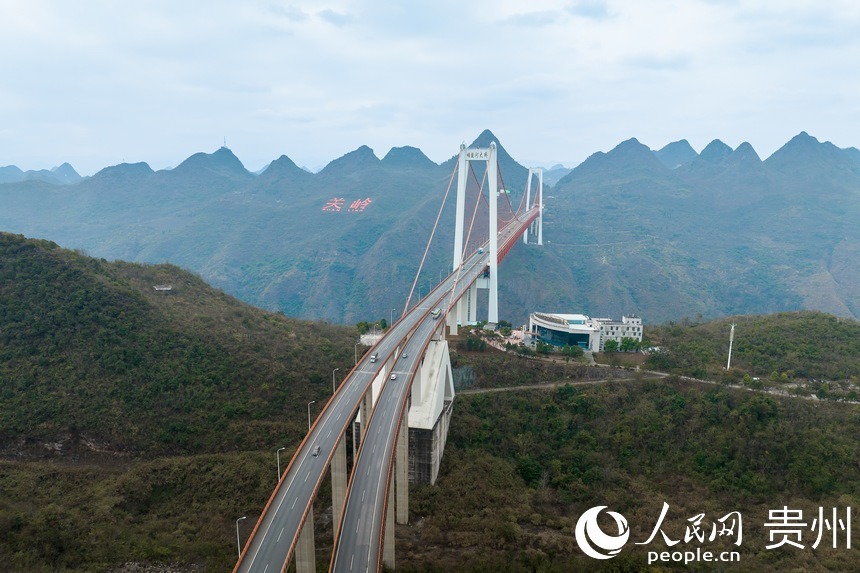 航拍滬昆高速壩陵河大橋。人民網(wǎng)記者 涂敏攝