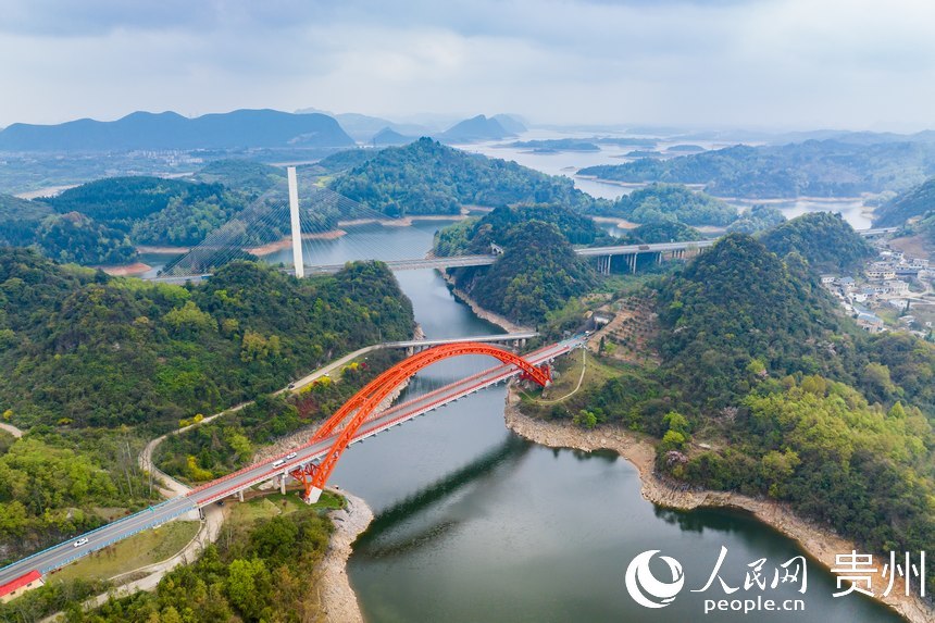 航拍貴黃公路花魚(yú)洞大橋。人民網(wǎng)記者 涂敏攝