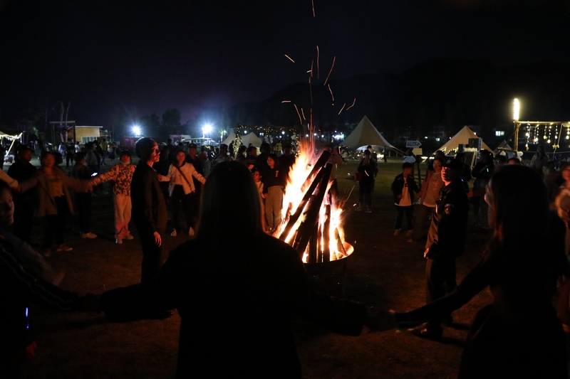 4月29日長順縣神泉谷景區(qū)露營基地的篝火晚會。