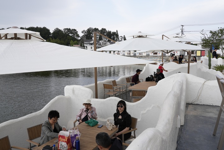 5月1日，游客在紅楓湖鎮(zhèn)右二村體驗輕奢出游。