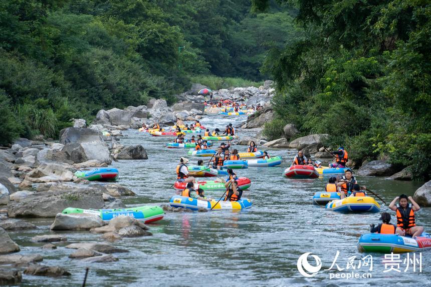 游客在杉木河景區(qū)漂流，享受夏日難得的清涼時(shí)光。人民網(wǎng) 陽(yáng)茜攝