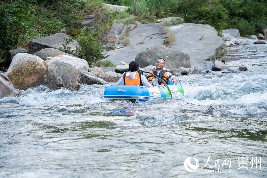 游客在杉木河景區(qū)漂流，享受夏日難得的清涼時(shí)光。人民網(wǎng)記者 涂敏攝