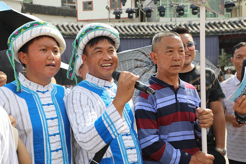 布依族同胞歡唱迎客歌。都勻市委宣傳部供圖