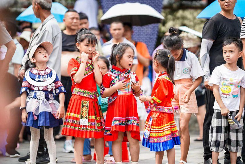 穿著民族服飾的孩童。都勻市委宣傳部供圖