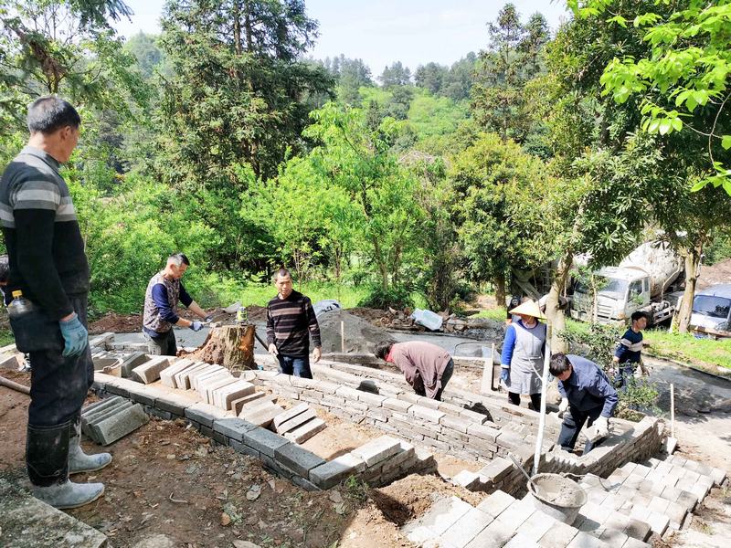 五新村三道組群眾投工投勞建家園。龍里縣委宣傳部供圖。