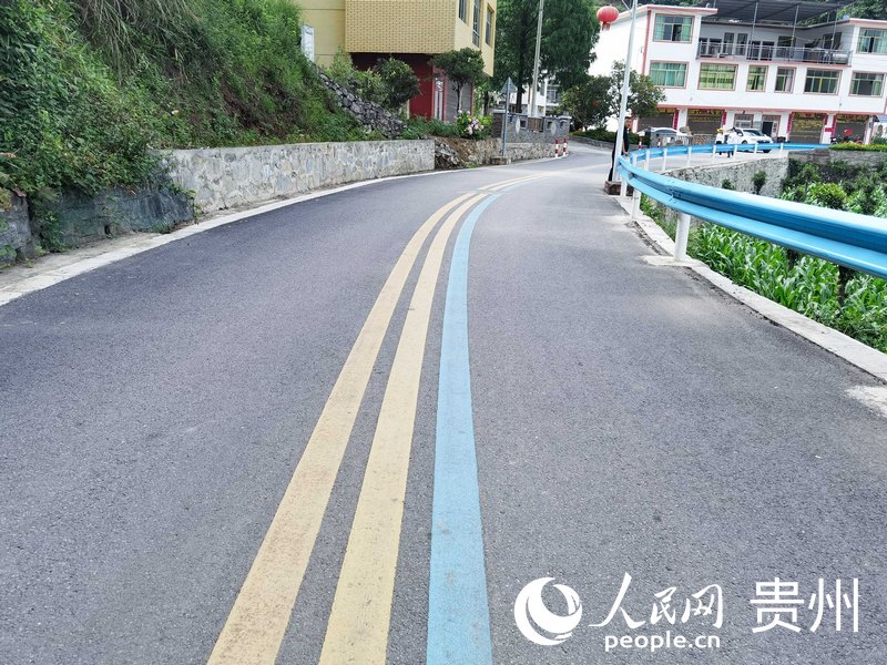 干凈整潔的村莊道路。人民網(wǎng) 王秀芳攝