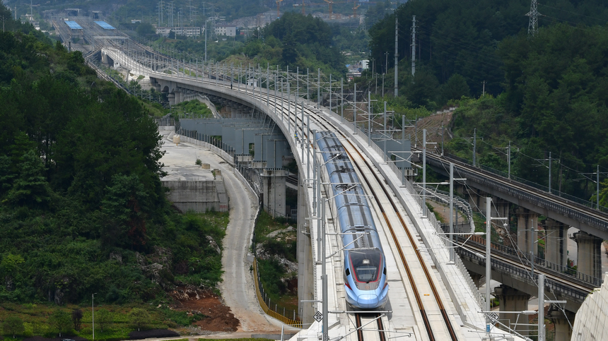 貴南高鐵列車正在通過石頭寨特大橋。尹立攝