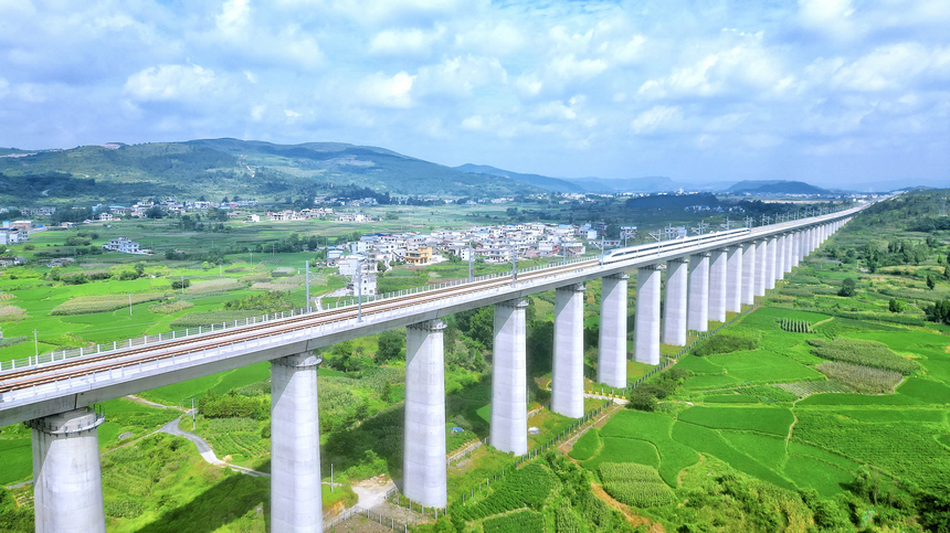 一列動(dòng)車組列車駛過(guò)貴南高鐵貴州段拉里雙線特大橋。朱貴昌攝