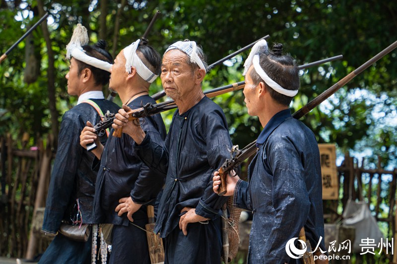 5.肩扛火槍的岜沙苗族同胞。人民網(wǎng) 陽(yáng)茜攝