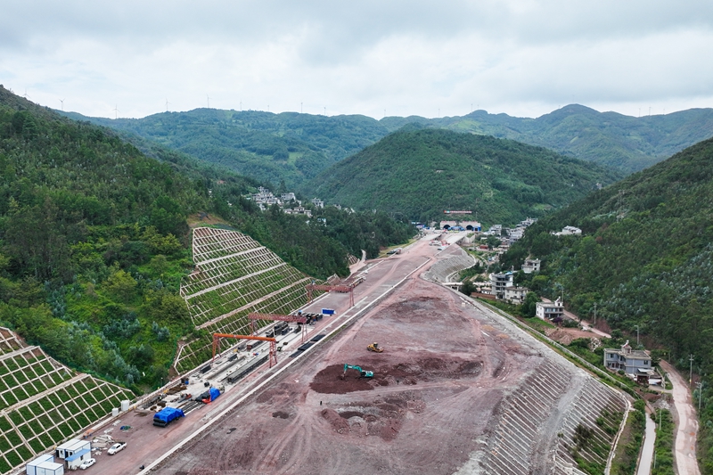 航拍建設(shè)中的大南高速。鄧剛攝